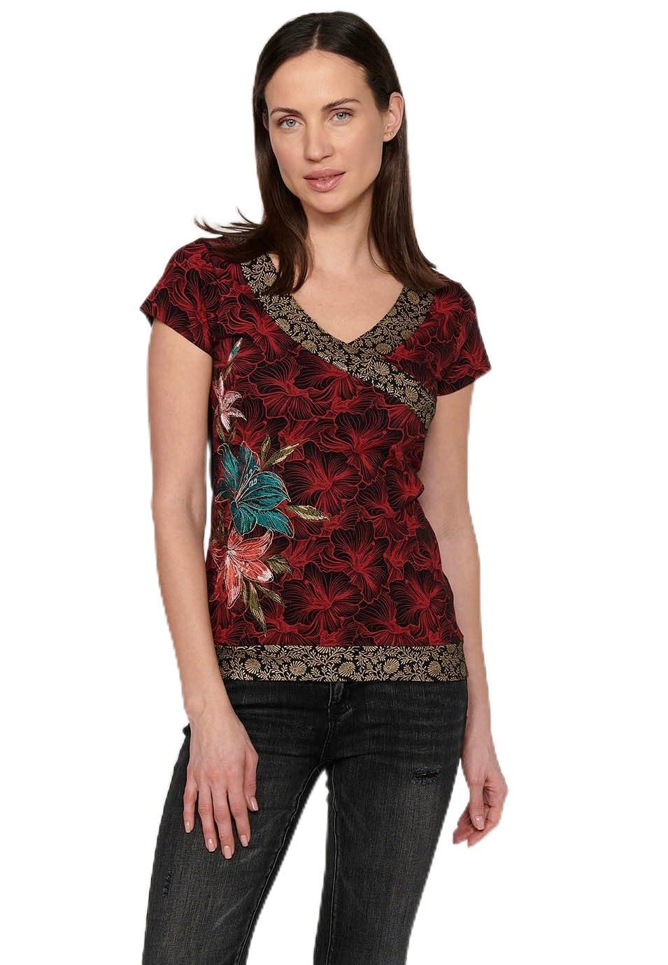 Koroshi Camiseta de Manga Corta, Cuello en Pico y Detalles Bordados Florales Multicolor para Mujer, de Color Rojo