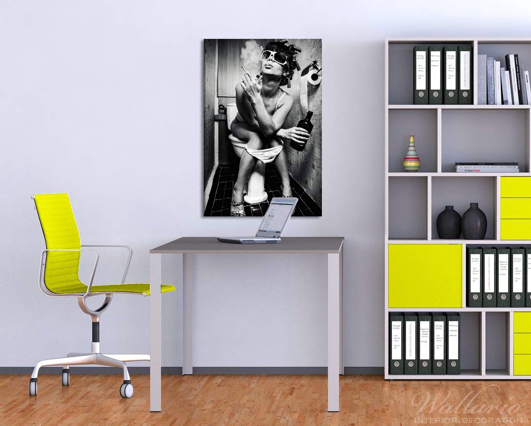 Wallario Leinwandbild Kloparty - Sexy Frau auf Toilette mit Zigarette und Schnaps - Wandbild 60 x 90 cm: Kunstdruck | Brillante lichtechte Farben | hochauflösend | verzugsfrei