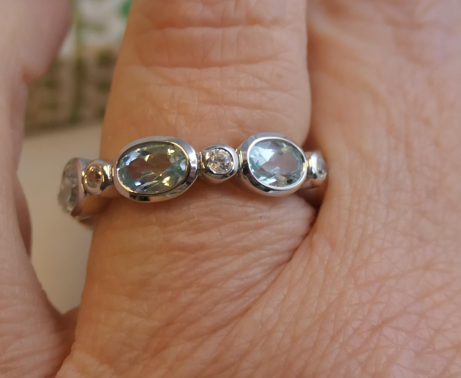Anillo de plata de primera ley con topas azules y circonitas