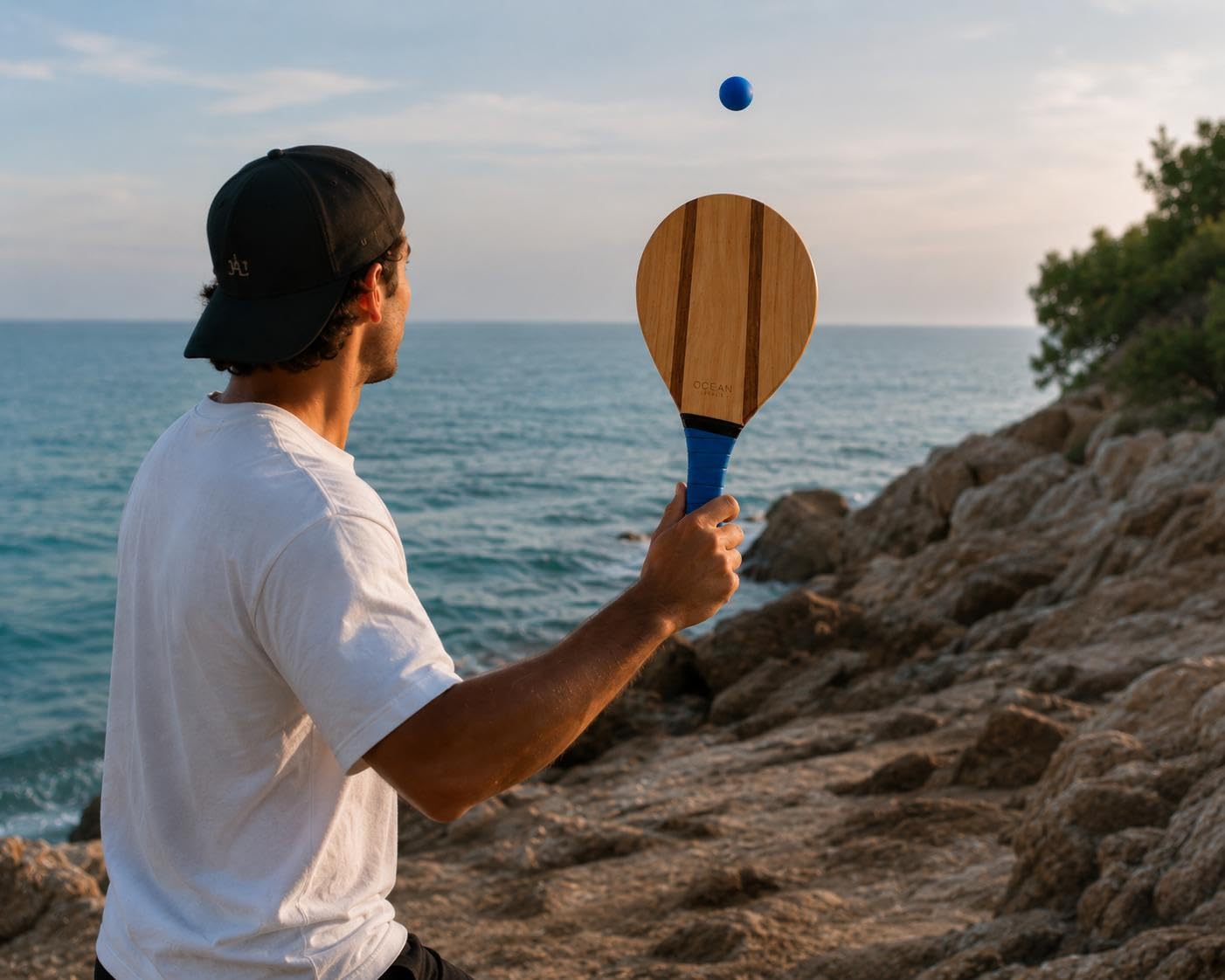 Ocean Pádel Premium-Set aus Holz-Strandschlägern, 2 Frescobol-/Beach-Tennis-Schläger mit 2 Bällen, Tragetasche und 2 Sonnenbrillen, Blauer Griff
