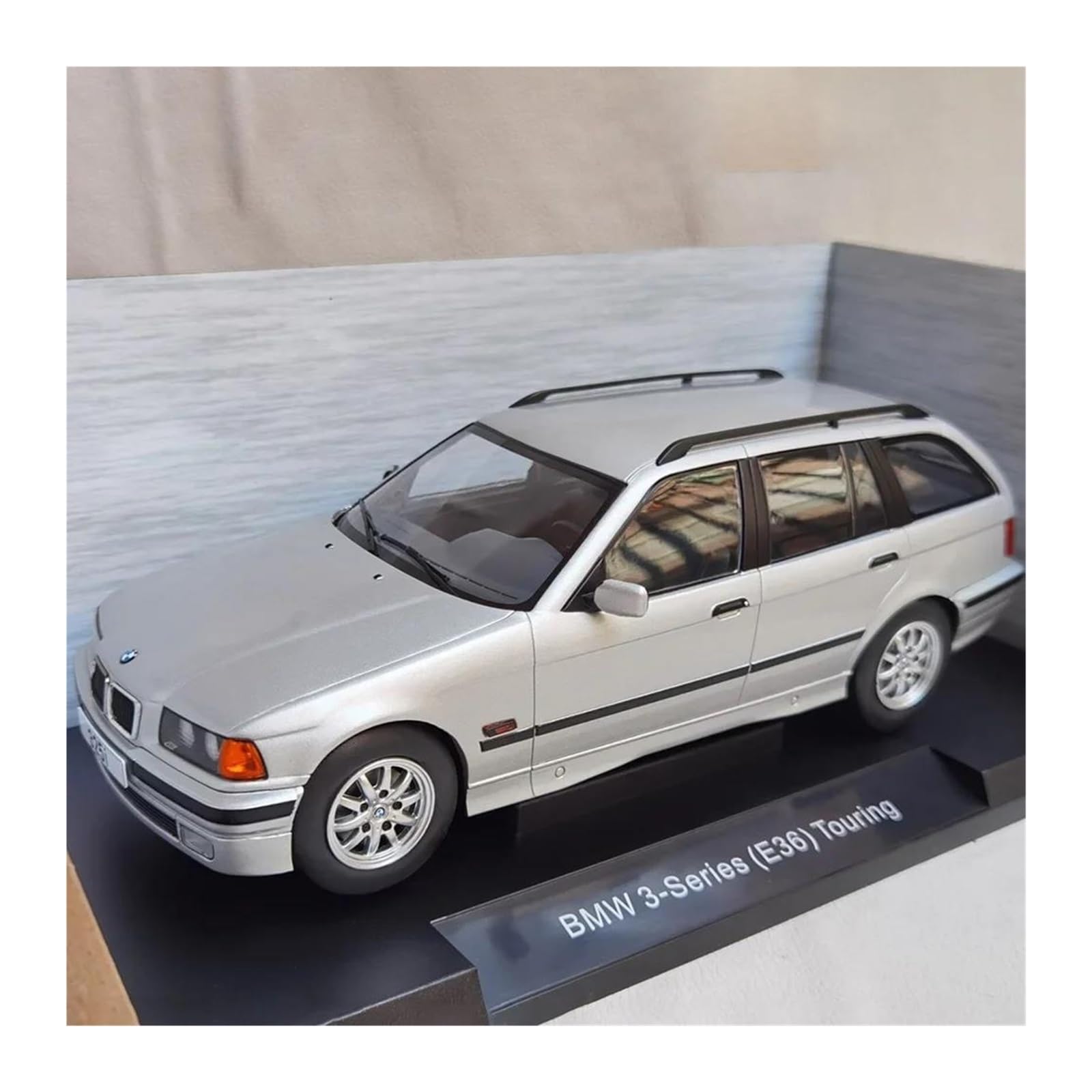 Metallo Scala Replica Modello auto in lega pressofusa BMW 325i E36 Touring in scala 1 18 collezione di decorazioni per la casa Hobby Veicoli Giochi Set