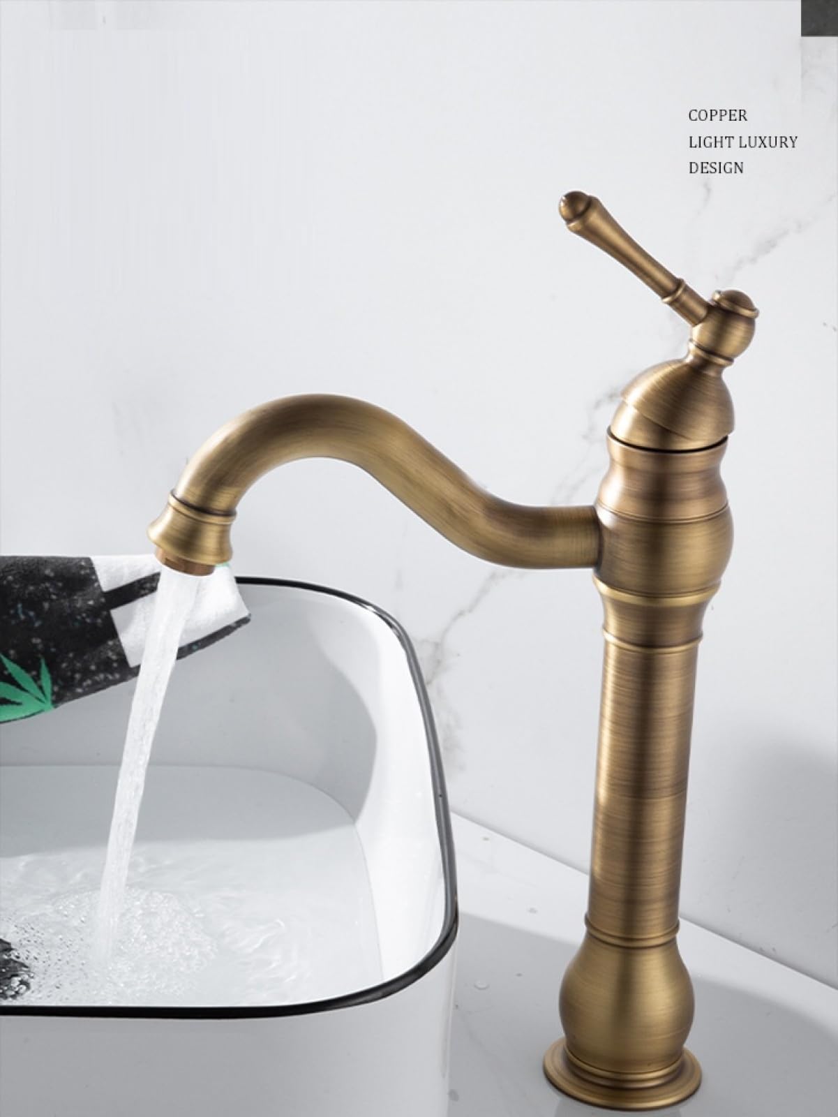 Grifo de lavabo a prueba de salpicaduras de cobre giratorio de cobre caliente y frío, cepillado