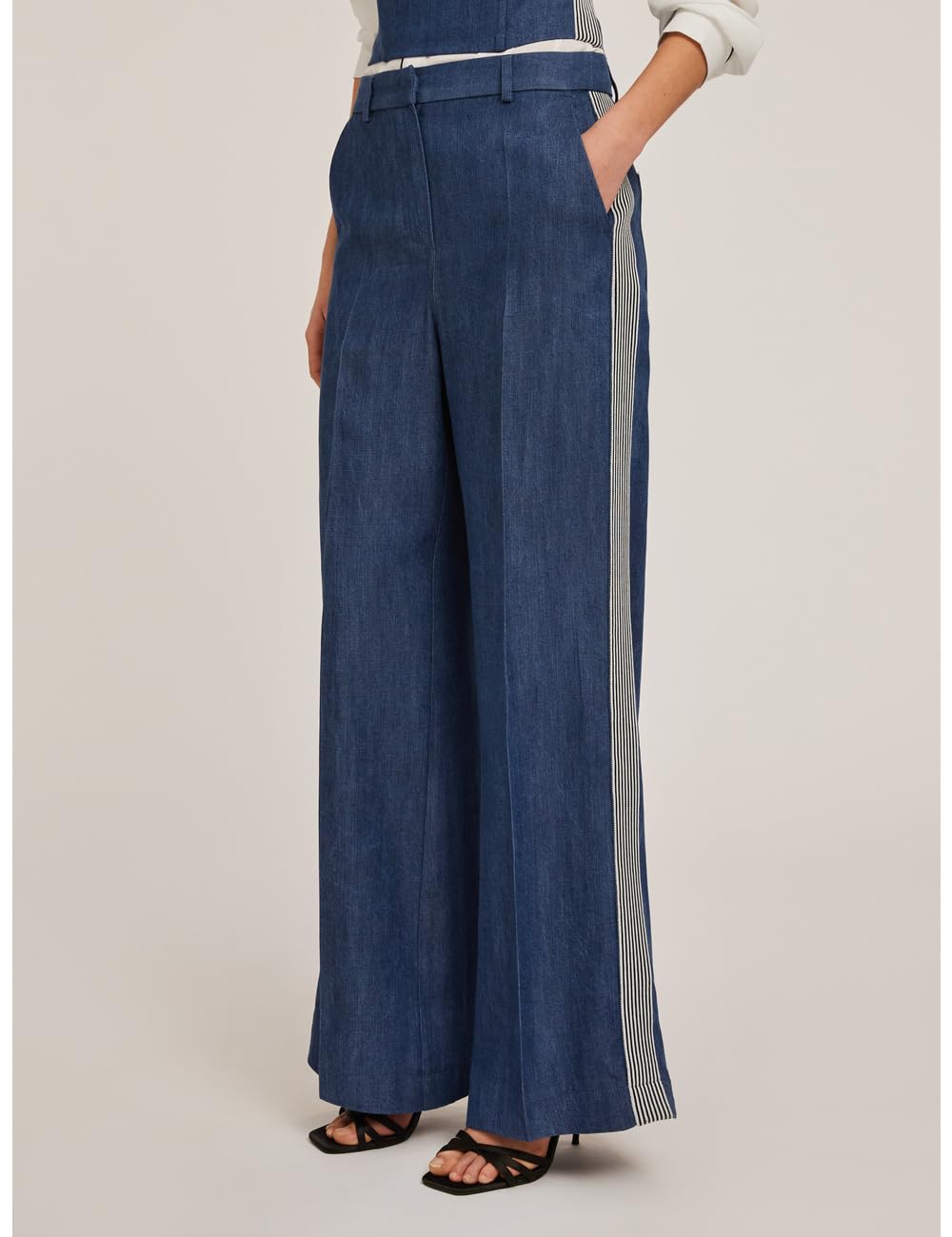 Motivi: Pantalón Modelo Palazzo Efecto Tejido Vaquero con Bandas Laterales Spring Summer 25