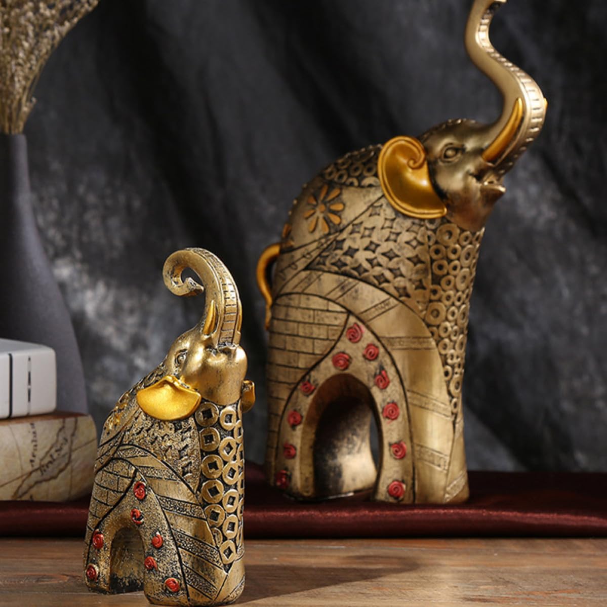 Set 2 Pezzi Elefanti in Resina Oro Decorativi Non Sbiadenti, Statuette Eleganti e Naturali per Decorazioni Casa e Ufficio, Ornamento Portafortuna Artistico