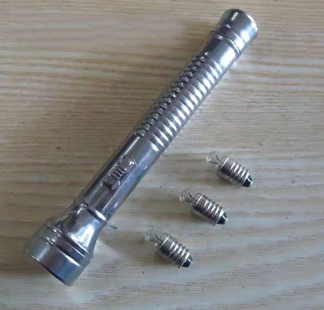 nostalgische Taschenlampe,retro alte Taschenlampe, Nostalgische einfache Eisen Outdoor Haushalt tragbare Eisenplatte Zwei Batterien mit 5 Größen Altzeit Taschenlampe