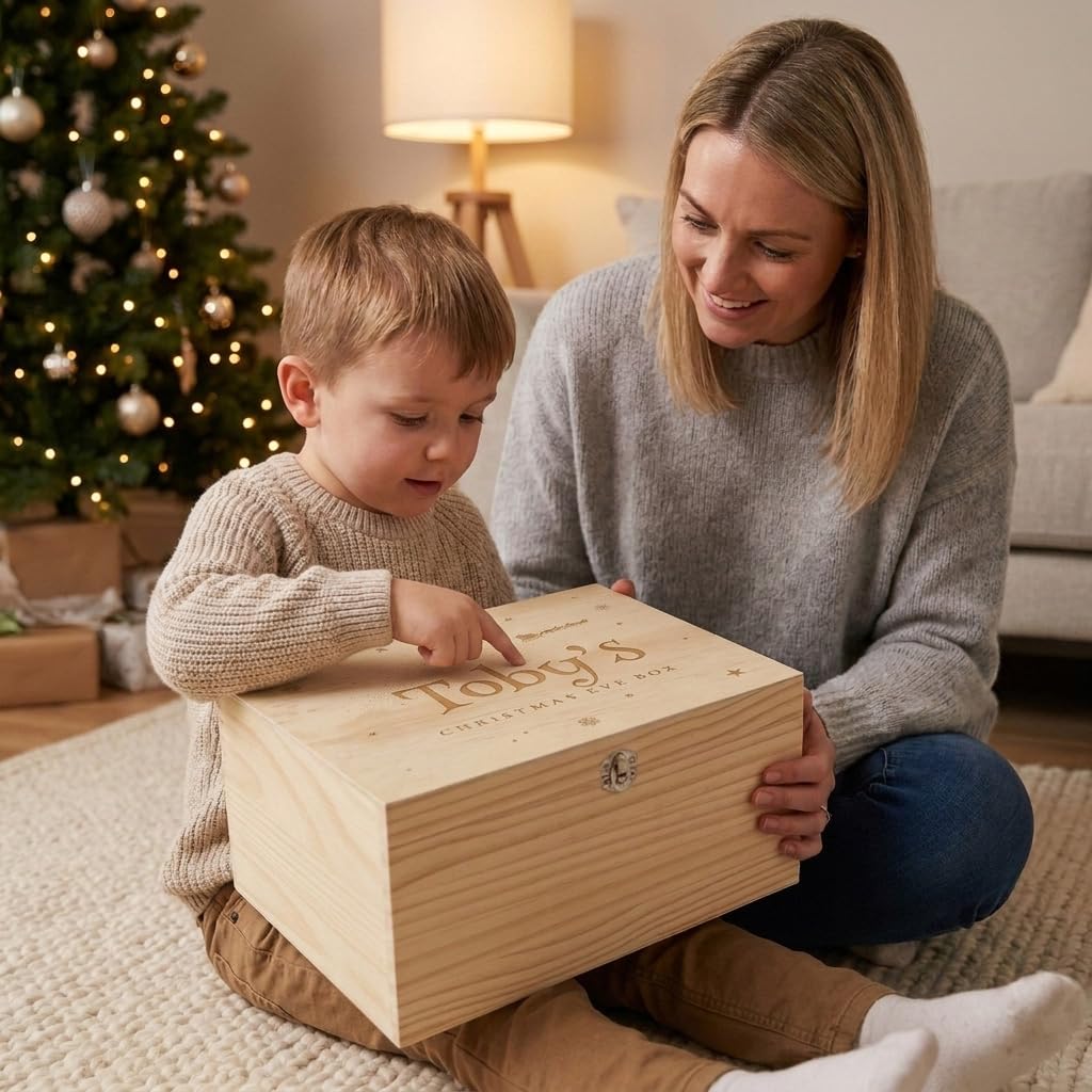 Caja personalizada de Santa Leigh para Nochebuena | Nombre personalizado | Caja de madera de pino con bisagras de metal y cierre | Regalo de Nochebuena | 30 cm de ancho x