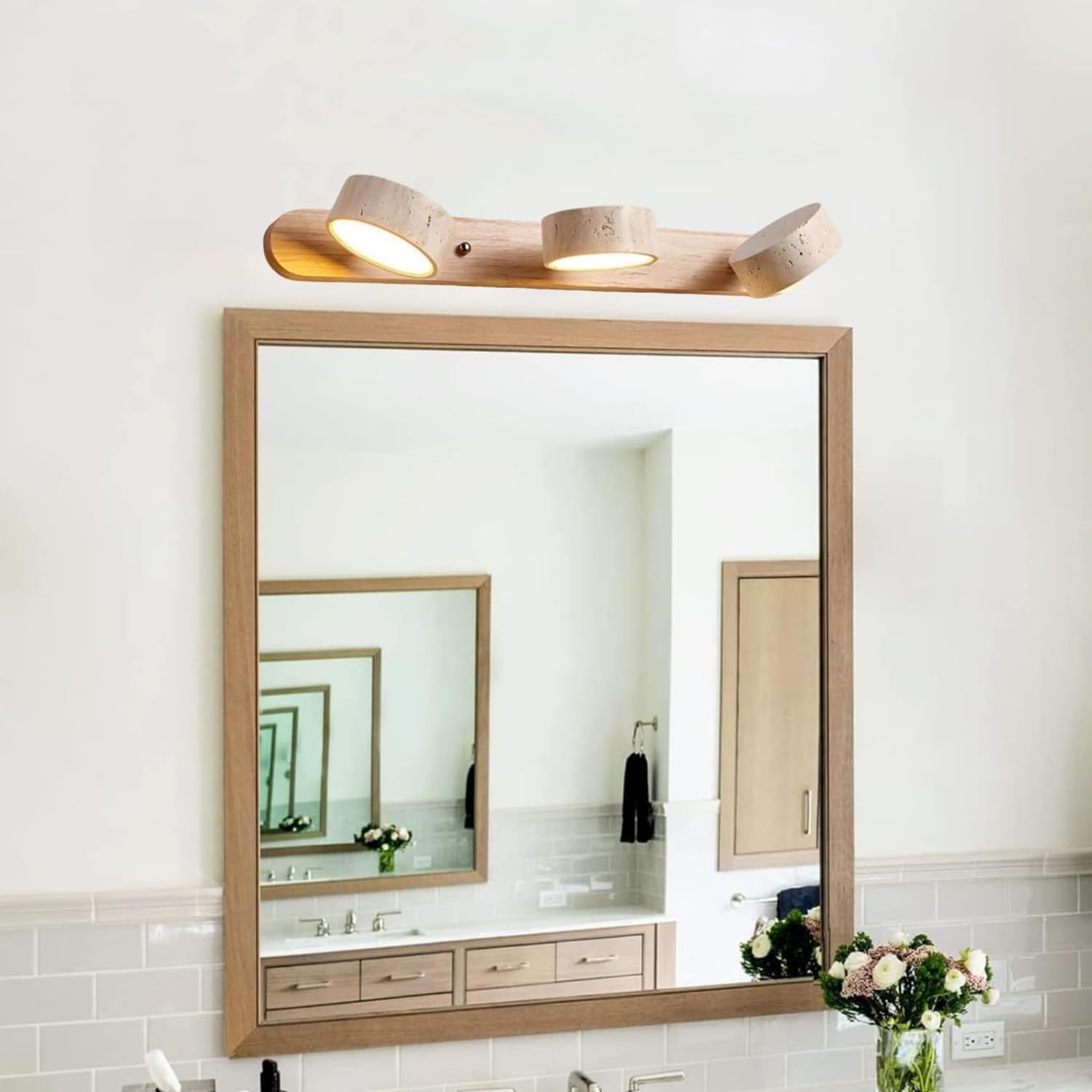 LED Spiegelleuchte aus Travertin, dimmbar mit drehbarem Schirm für Bad & Make-up im Landhausstil (Naturholz, Ø51cm, Warmweiß)