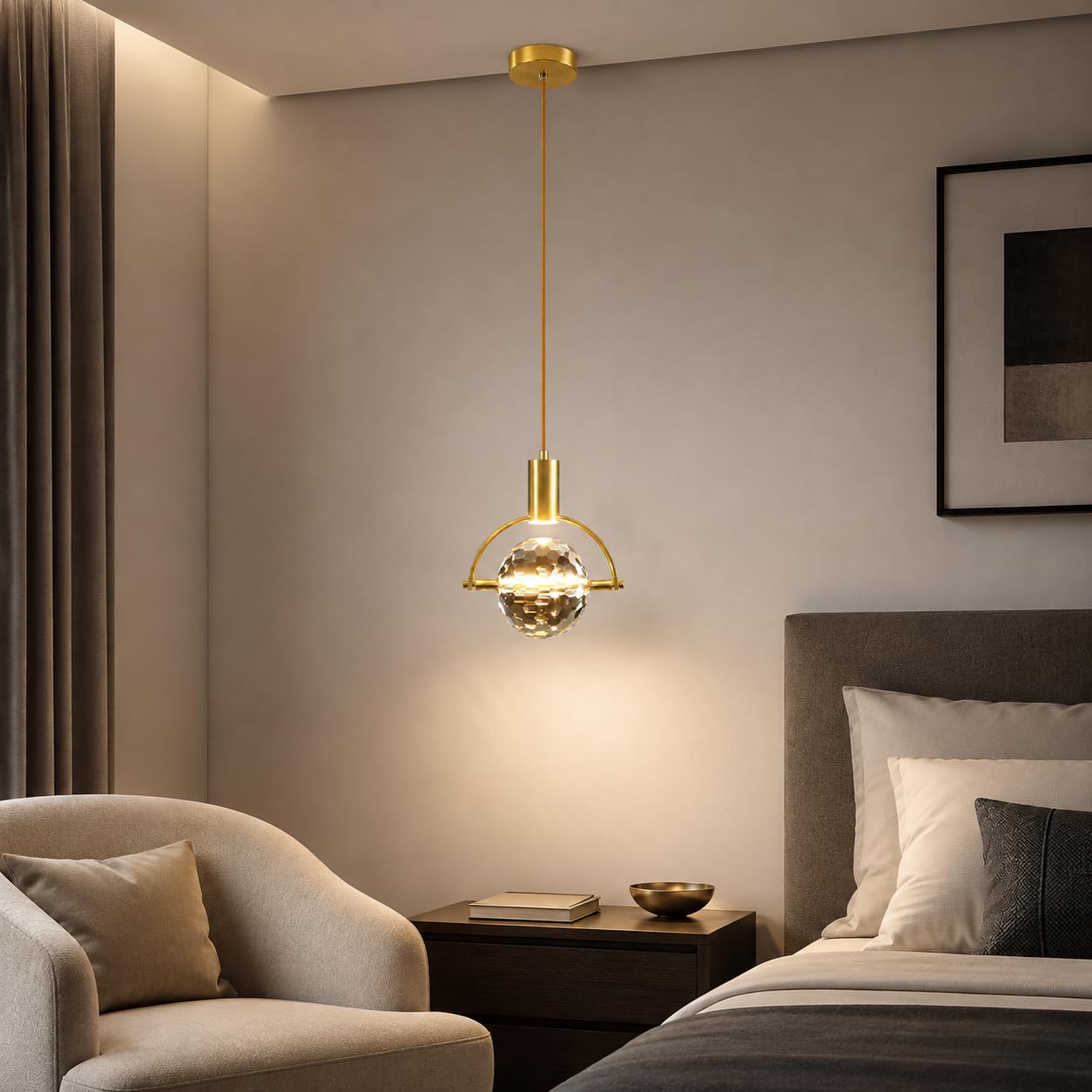 Lámpara colgante de cristal facetado con estructura metálica para comedor.