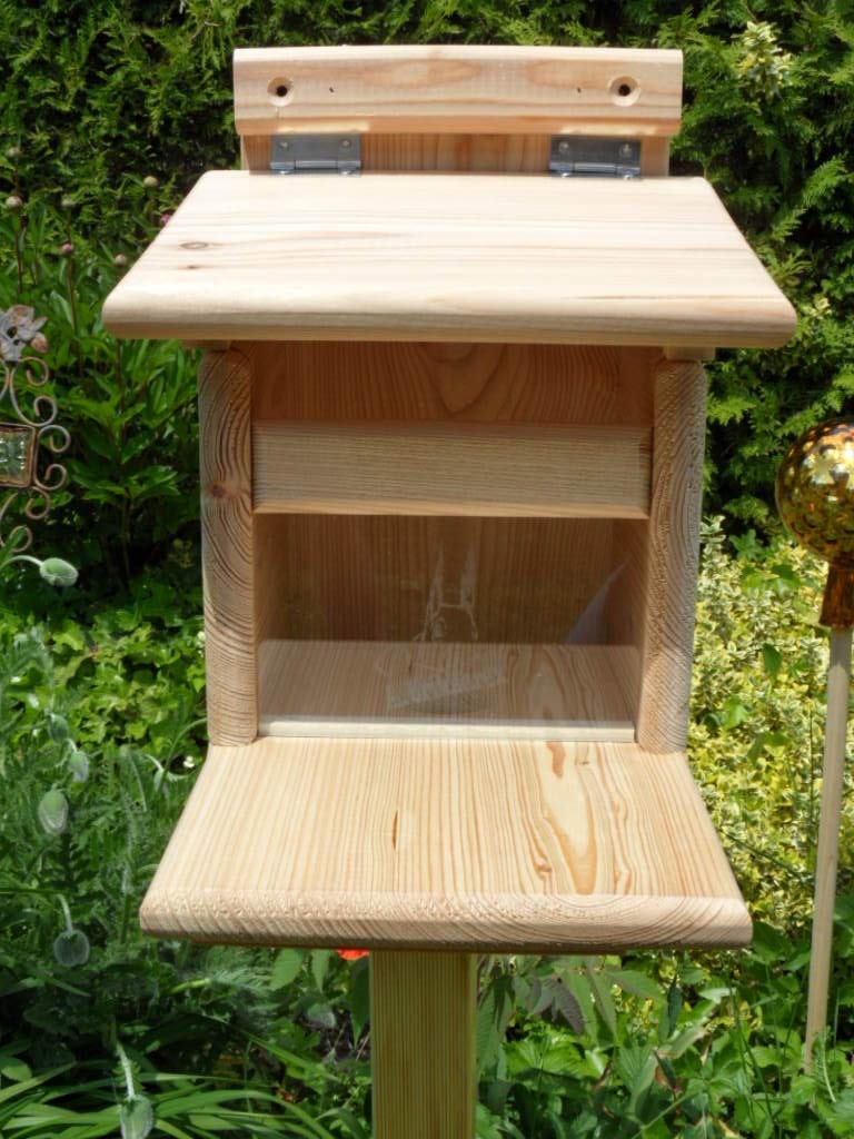 XXXL Echhörnchen Kobel/Futterhaus hochwertigem Lärchenholz, deutsches Qualitätsprodukt. Von Hand gefertigt im Bayerischen Wald. (Futterhaus naturbelassen mit Ständer)