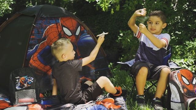 マーベル　アベンジャーズ　テントセット　キャンプ Watch This video shows the Marvel Spiderman 4 piece camp kit and