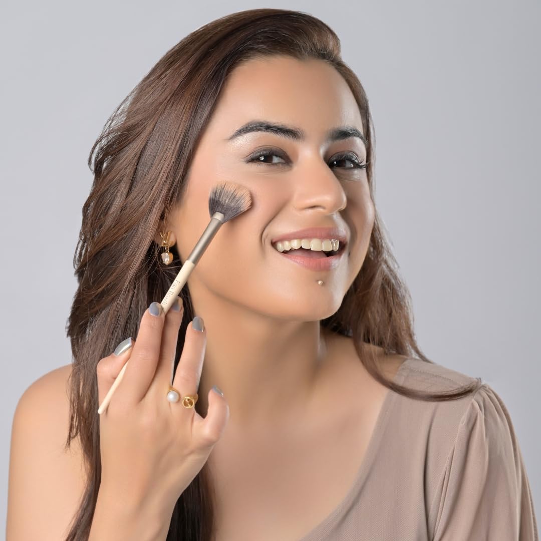 Milagro Beauty Fan Brush 08 – Feather-Light Makeup Brush for Highlighter, Blush, Shimmer & Bronzer, Soft, Diffused Application, Vegan Bristles, Perfect for Finishing Touches