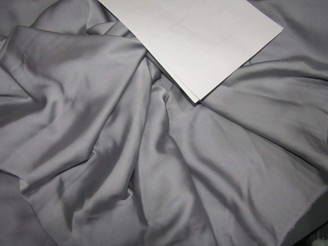 Tissu satin 100% soie lycra gris idéal pour garde-robe capsule chic
