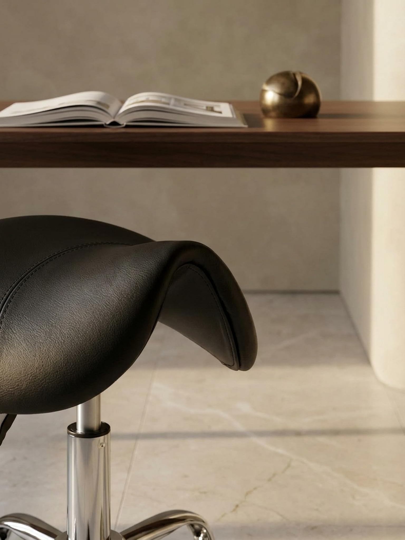 Menton - Sattel-Hocker in Schwarz | Arbeitshocker mit Kunstleder-Bezug | Sitzhocker ist höhenverstellbar | Design Drehhocker mit Rollen | Kosmetikhocker & Praxishocker