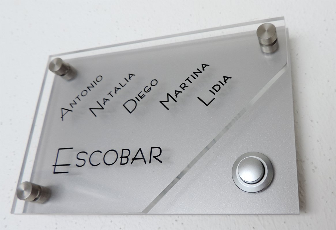 Modernes Klingelschild K5 Acryl made by GravUp : farbiges - Acrylglas mit V2A Befestigung