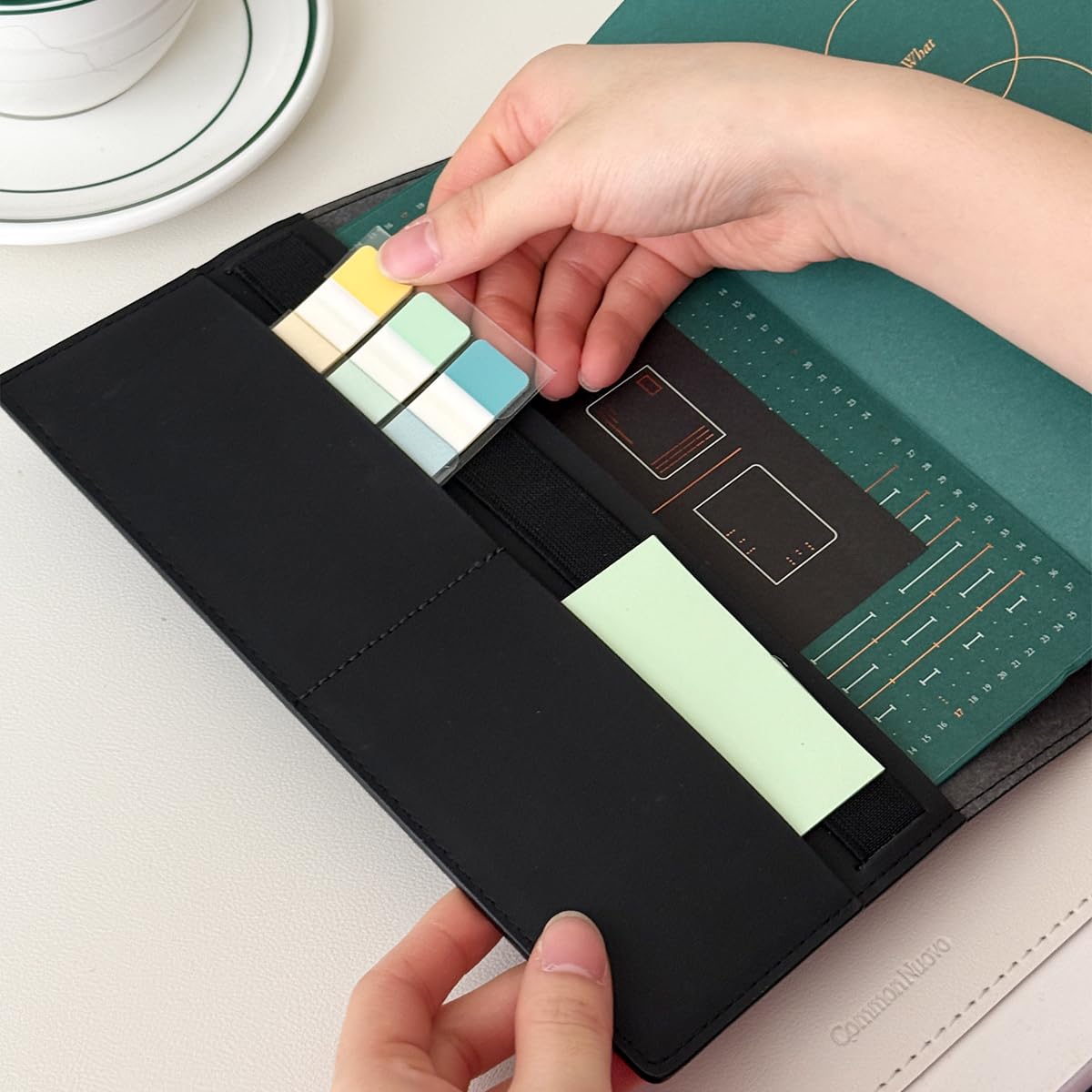 Funda para Libro de Cuero Vegano, con 3 Bolsillos y Banda Elástica, Se Adapta a Novelas, Ensayos y Diario A5/B6, Privacidad para Lectura, Color Negro Espresso