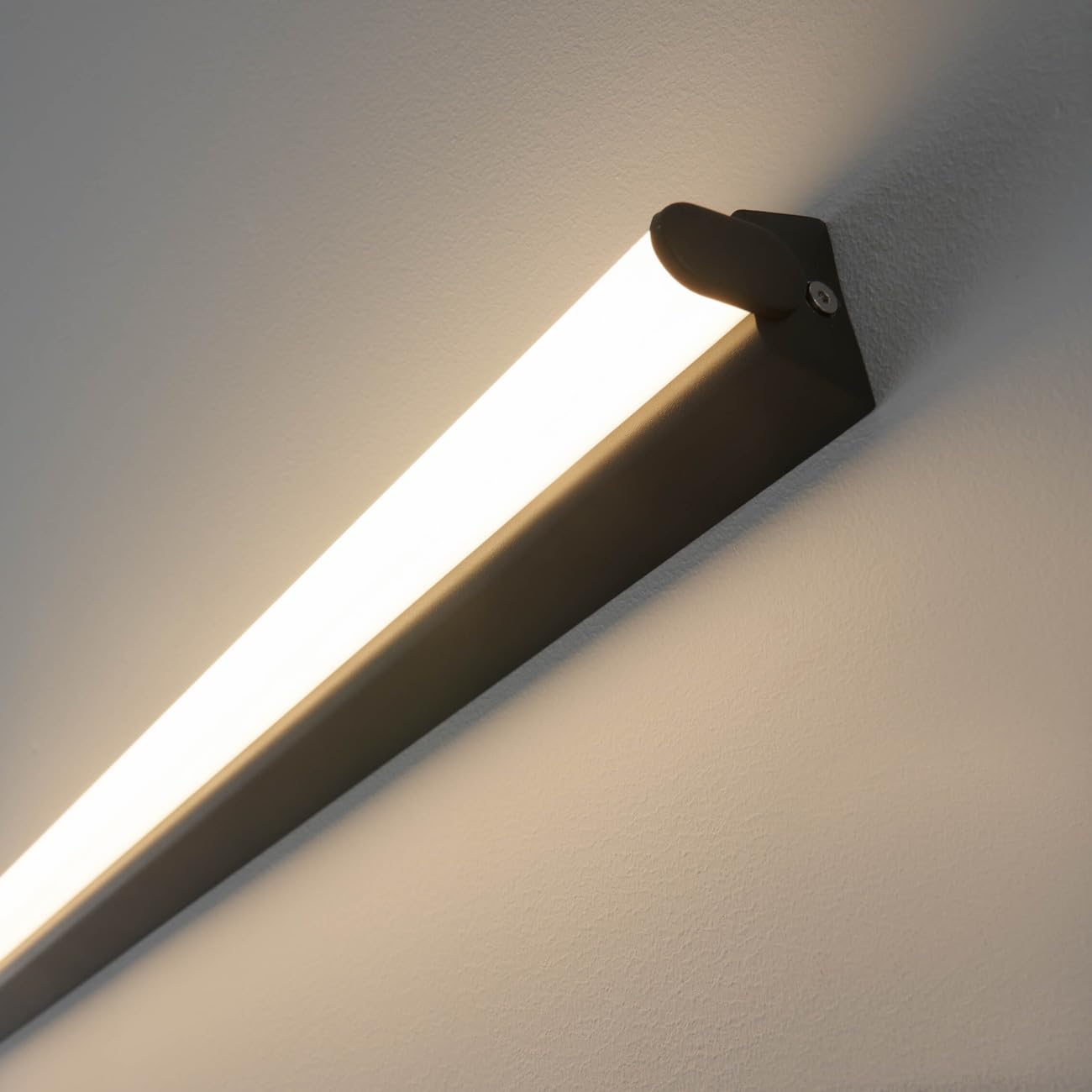KOSILUM - Longue applique style réglette ultramoderne IP44 60 cm- Wani - Lumière Blanc Chaud Eclairage Salon Chambre Cuisine Couloir - - 2985 lm - LED intégrée - IP44