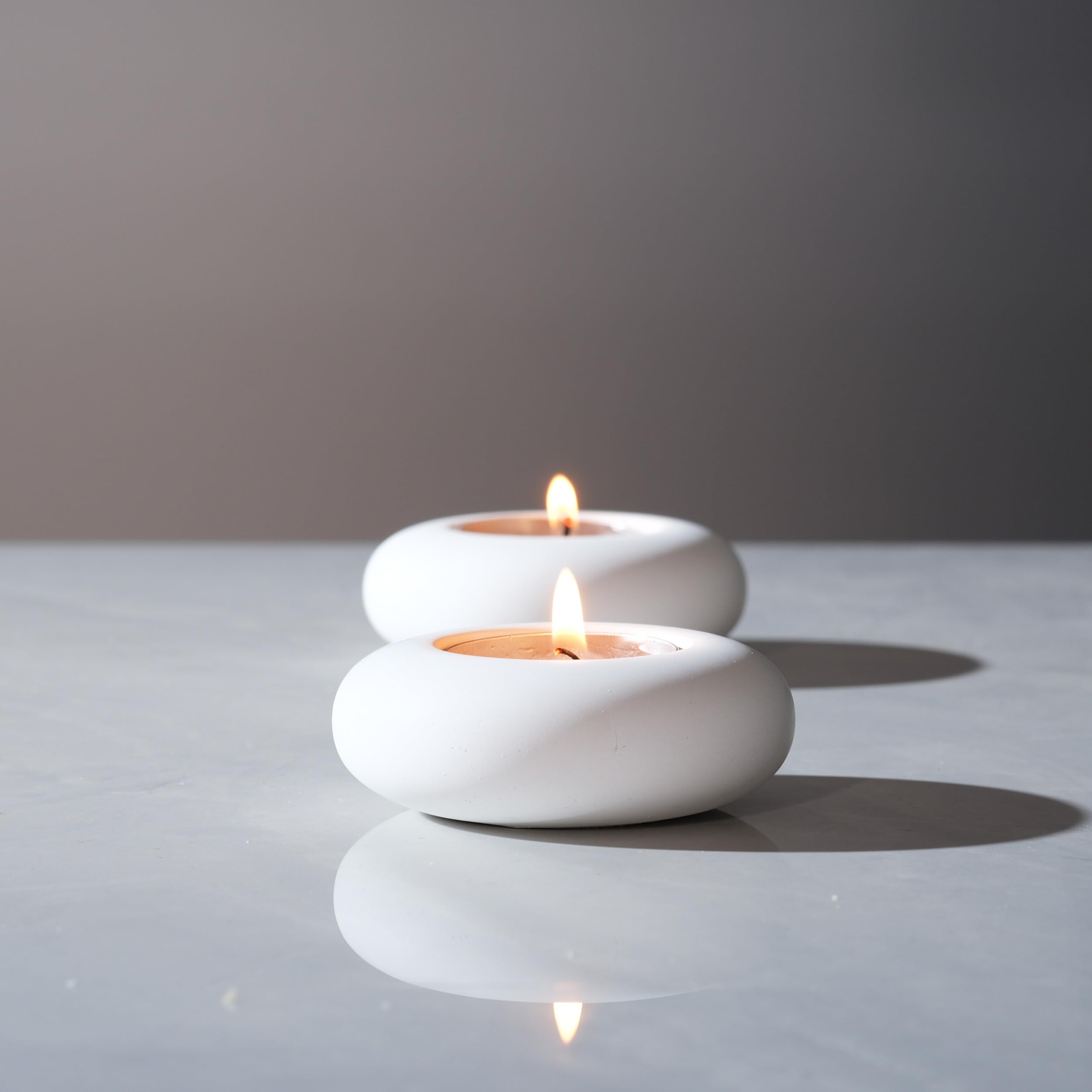 ICNBUYS Handgemaakte decoratieve kiezel theelicht kaarsenhouder - handgemaakte woondecoratie accent voor kalmerende aardse esthetiek wit cement diameter 7,5 cm set van 2