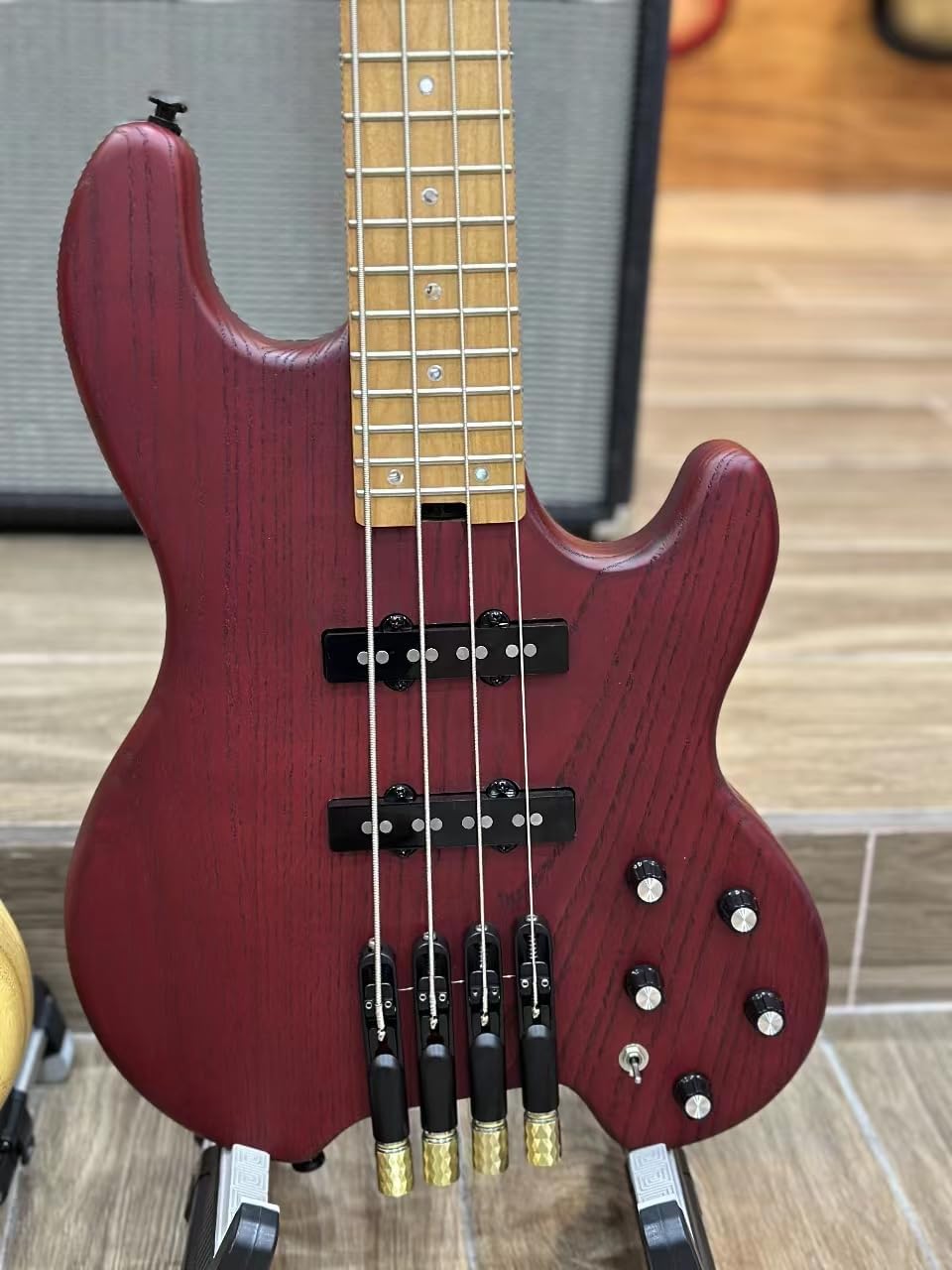 4 String Headless Bass Guitar with ASH Body and Roasted Maple Neck,Solid Body Electric Bass Guitar Active Pickup Rounded Frets for Rock, Blues, Heavy Metal and Jazz Music (dark red)