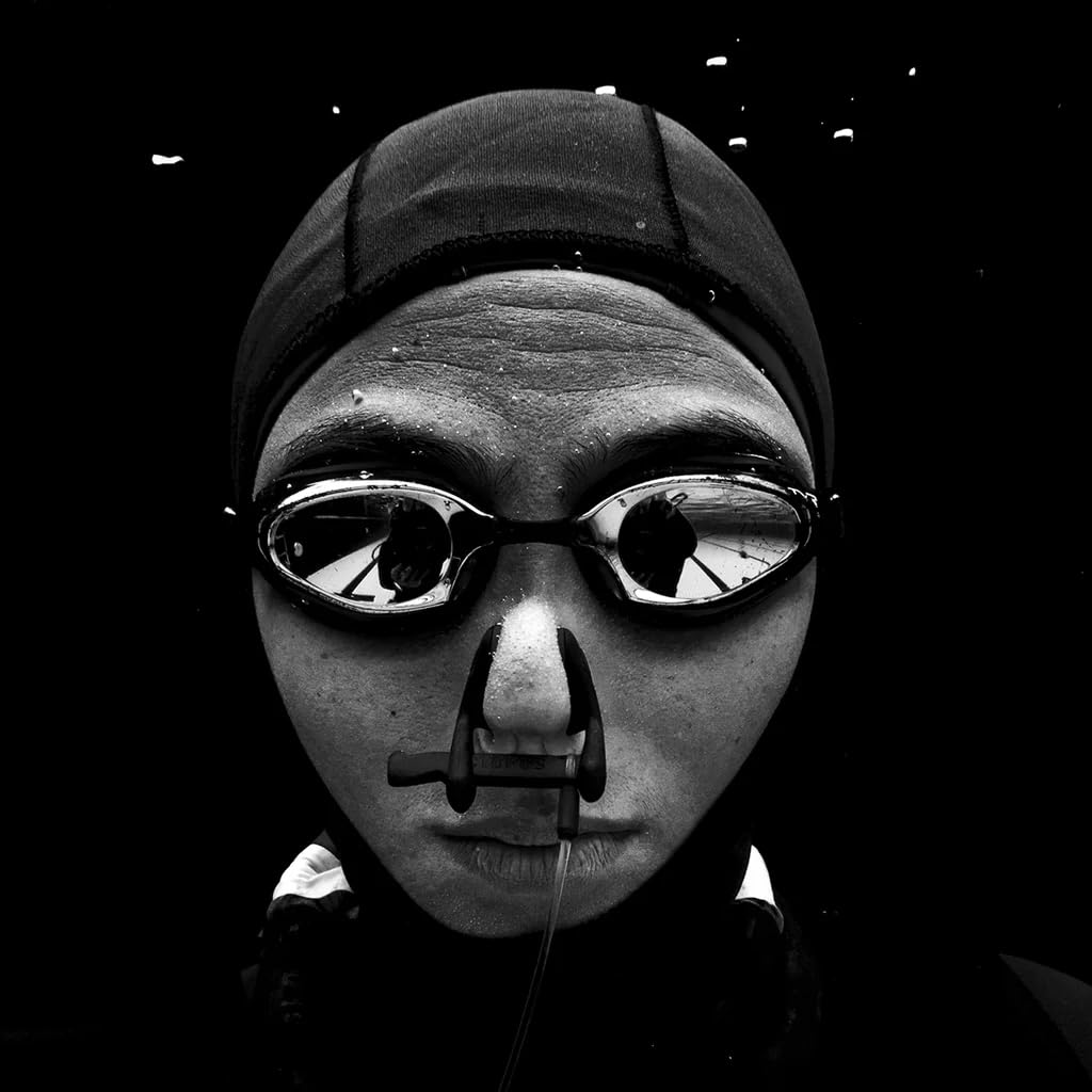 Octopus Carbon Noseclip Freediving Morsetto nasale in carbonio apnea con bilanciamento della pressione Handsfree Idrodinamico e comodo da indossare per immersioni libere. Qualità svizzera.