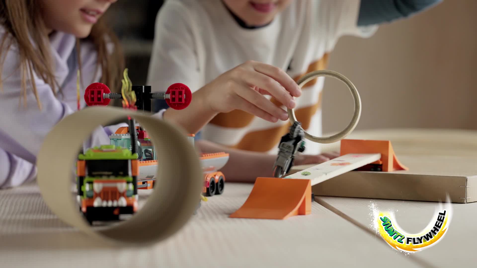 LEGO 60294 City Stuntz Truck dello Stunt Show 7 lego LEGO-City-Stuntz-Truck-dello-Stunt-Show-Set-da-Costruzione-con-Moto-giocattolo-con-Meccanismo-a-Spinta-Dunk-Tank-Minifigure-di-Pilota-e-Clown-60294