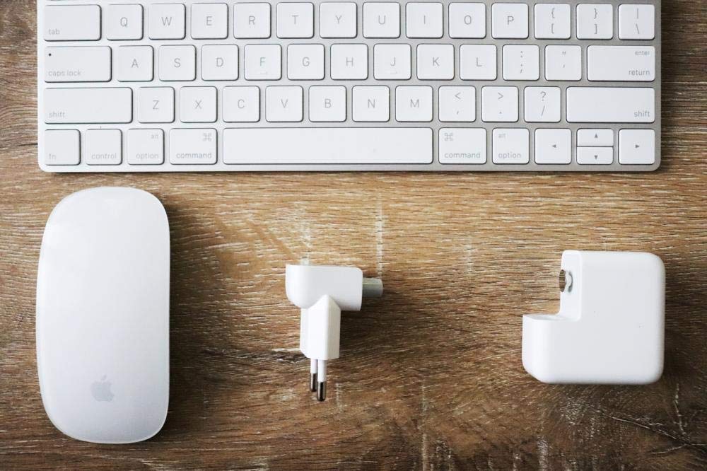 aiino Spinotto per Caricabatterie Apple - Adattatore Presa compatibile con Caricatore Macbook, iPhone, iPad - Adattatore a Due Poli con Presa Italiana per Mac - Plastica Ignifuga, Bianco