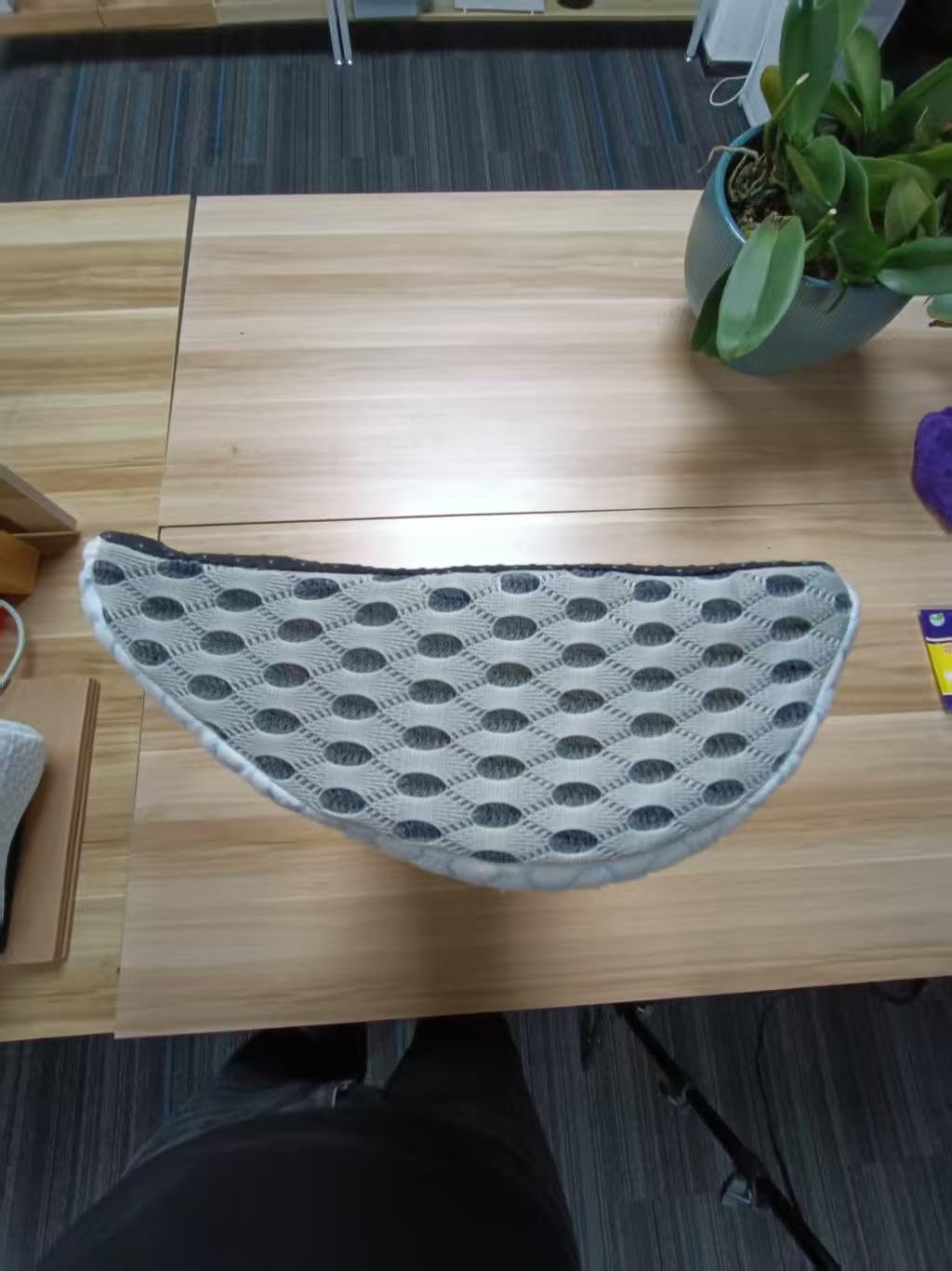 Almohada piernas Dormir,Almohada para Piernas,Cojín para Dormir de Lado,Cojín ergonómico Fabricado con Espuma viscoelástica con Memoria, Transpirable y Lavable a máquina. (Blanco Azul 1)