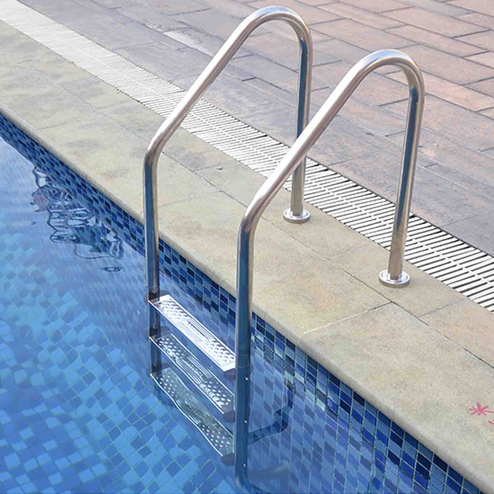 Échelle de piscine pour un accès facile et sécurisé aux bassins enterrés