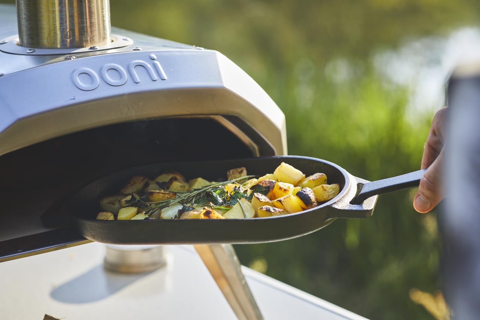 Ooni Gusseisen Sizzler Pan - Grillpfanne 31cm x 16cm Sizzler Platte mit abnehmbarem Griff und Edelstahl Untersetzer, voreingebranntes antihaftbeschichtetes ofenfestes Kochgeschirr, Pizzaofen und