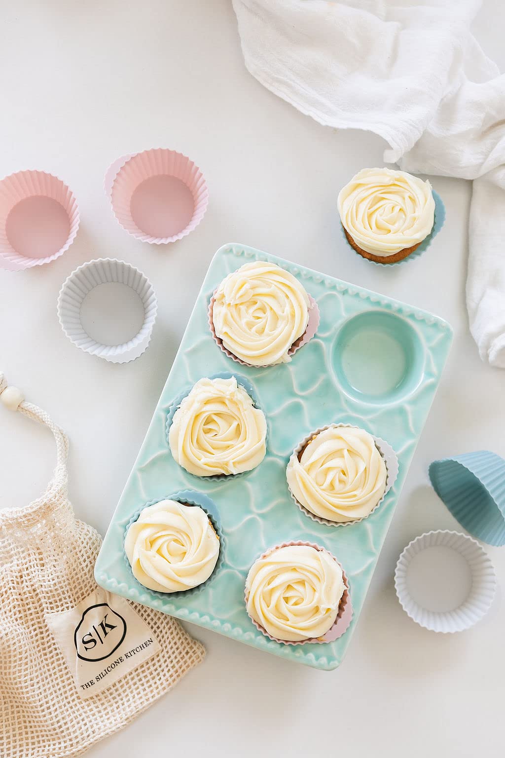 The Silicone Kitchen Wiederverwendbare Silikon-Backförmchen, Silikon-Muffin-Einlagen für Cupcakes, BPA-frei (24 Stück, regulär, rosa, grau, blau)