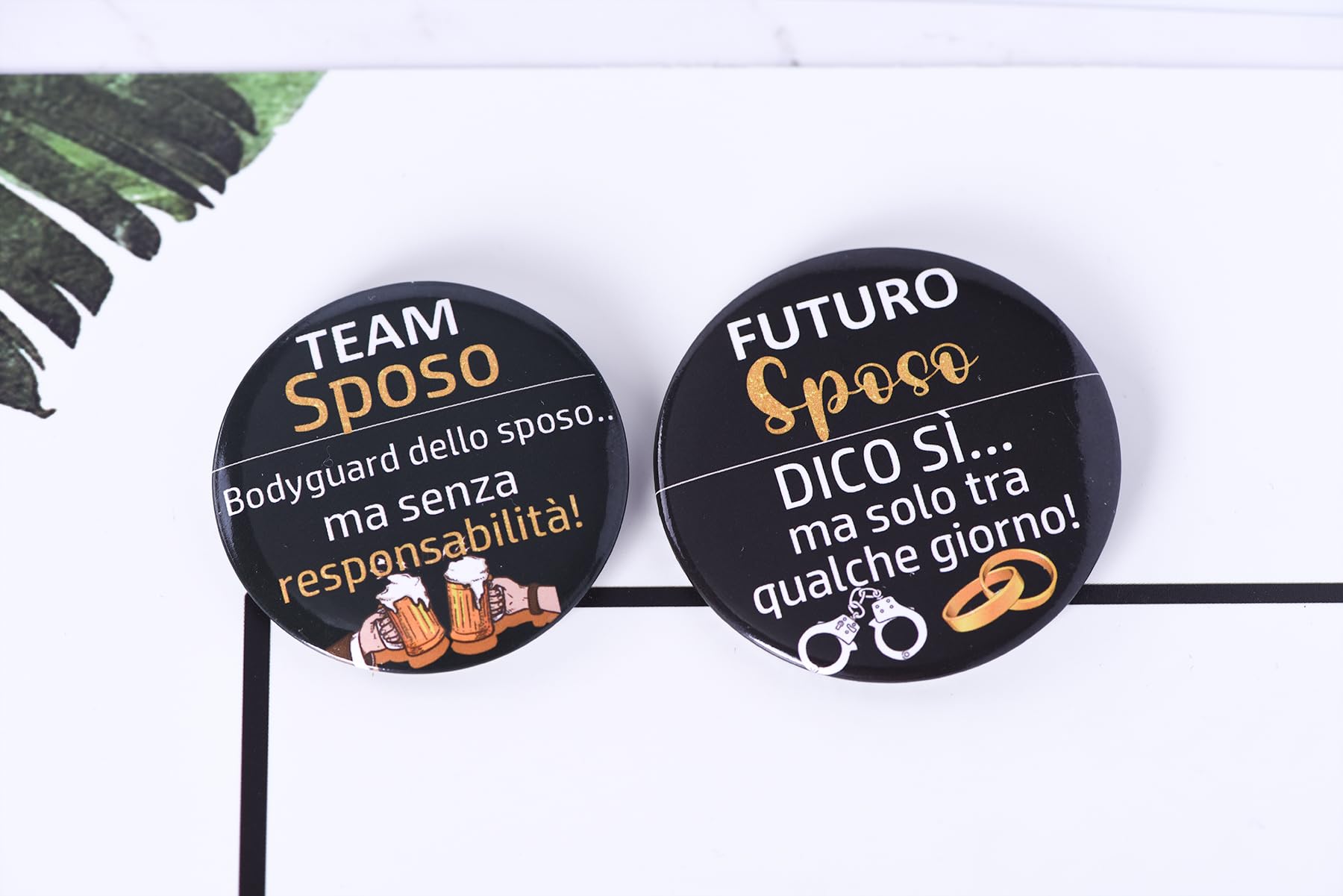 Addio al Celibato Gadget Divertente – 14pz Regalo per Sposo"Game Over" + Spilla Sposo + 12 Spille "Amico dello Sposo" – Kit Divertente per Festa di Addio al Nubilato Uomo e Regalo per Futuro Marito
