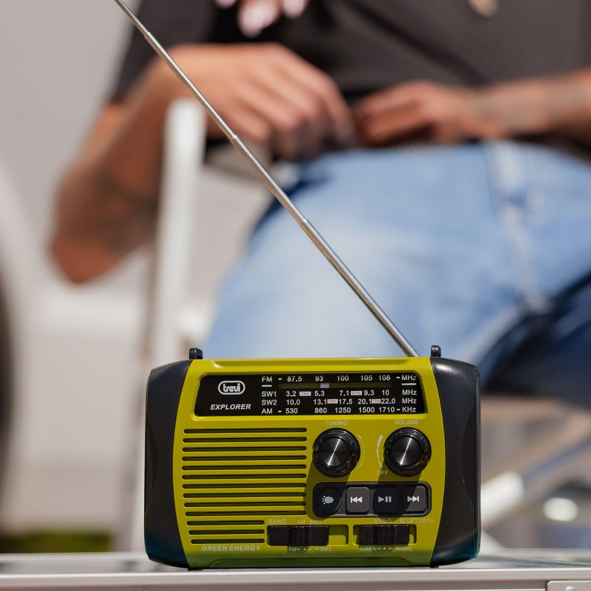 Trevi RA 7F30 BT Radio portátil multibanda FM/Am/SW con Reproductor MP3 inalámbrico, función Power Bank y Linterna LED, Carga Solar, con Dinamo o USB-C, Ideal para emergencias, Camping, Viajes, Verde