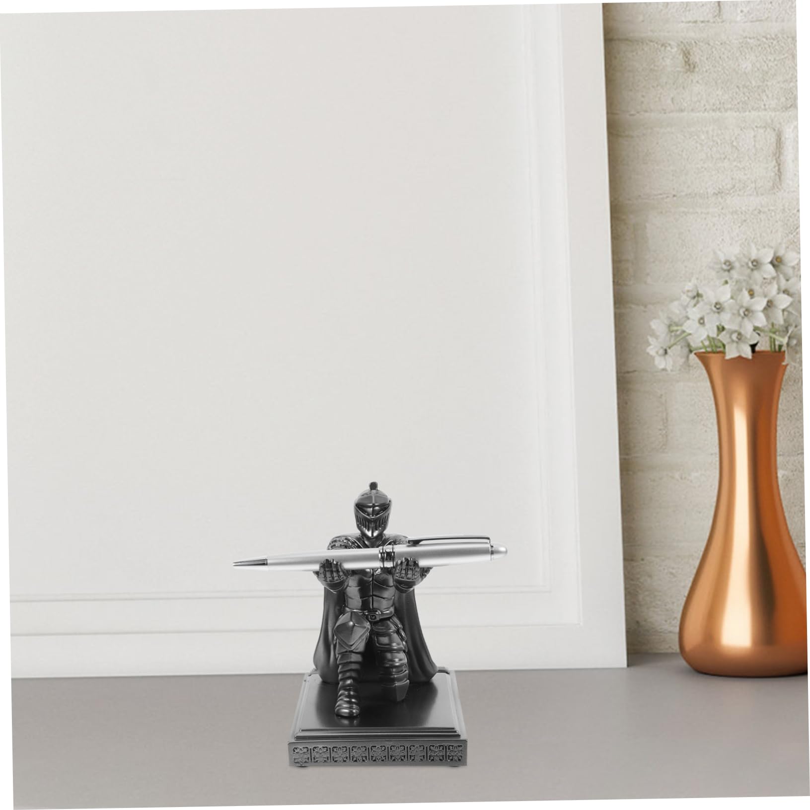 DOITOOL Portapenne Statua Cavaliere in Resina Portapenne Singolo Per Supporto Multifunzionale Per Ufficio e Casa Decorazione Scrivania