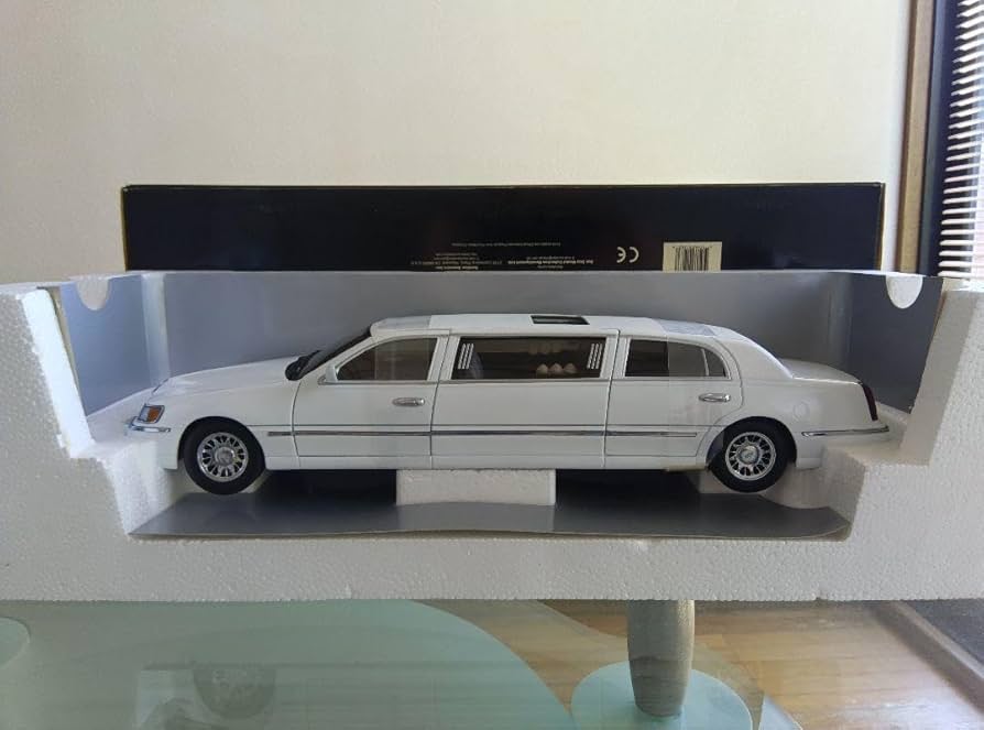 絶版品1/18 リンカーン　リムジン Amazon.co.jp: 1 18 リンカーン タウンカー リムジン : おもちゃ