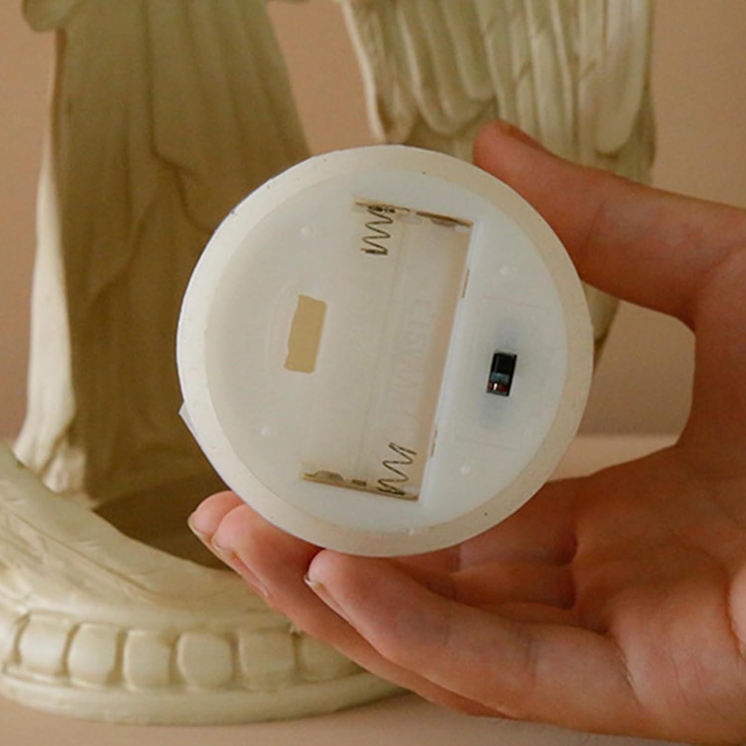 樹脂製の角度付きホルダー。長いLEDキャンドルスティック付き。特別な機会や普段使いに。フレームレススタンド。