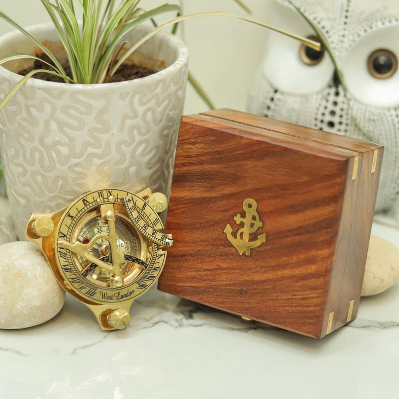 Brújula de Sol de Latón con Caja de Madera | Brújula Náutica Antigua Estilo Vintage Grabada de 3 Pulgadas miniatura 4