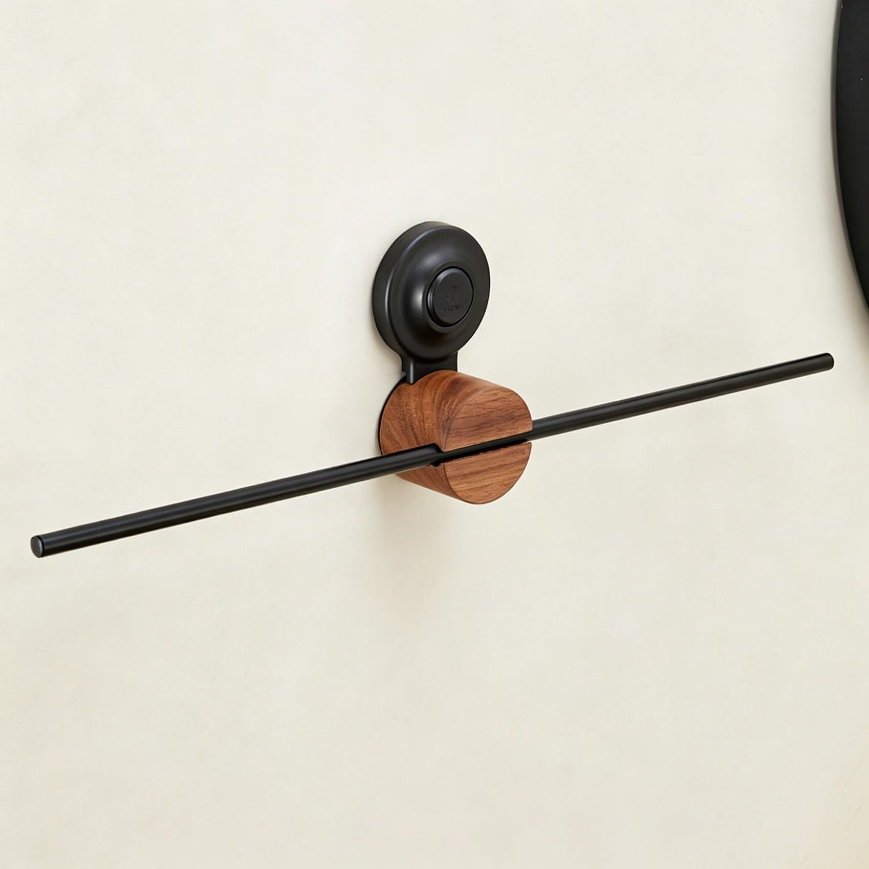 Porte serviette en bois de noyer et ventouse noire design élégant