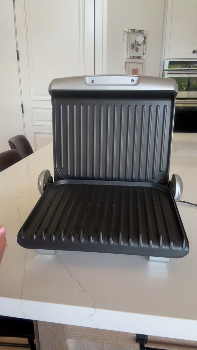 Close-up of George Foreman GR10ABW Grill's non-stick plates and drip tray