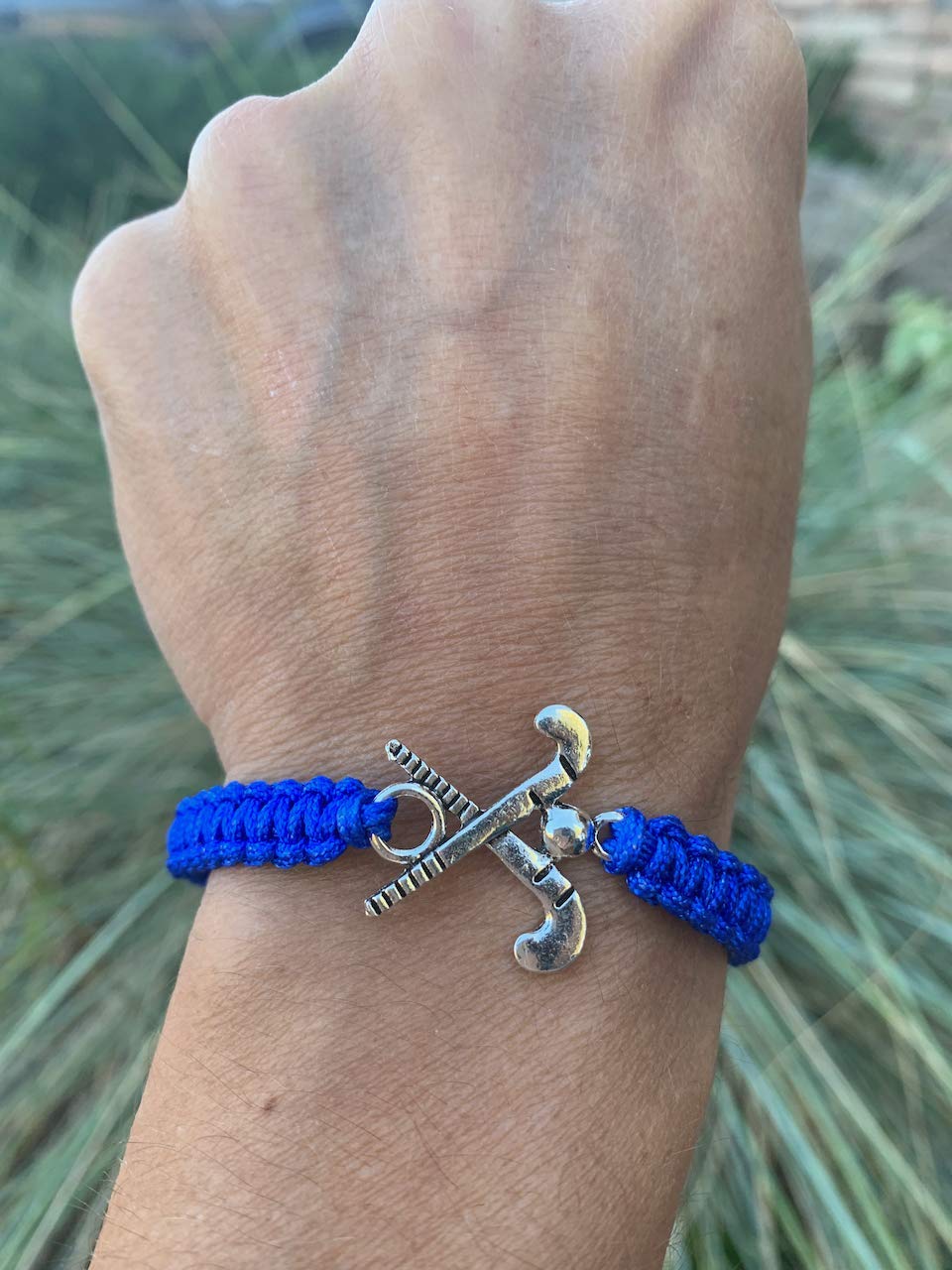 Sportybella Bracelet à breloques de hockey sur gazon - Bracelets réglables pour filles avec breloque en forme de crosse de hockey sur gazon. Bijoux cadeaux pour joueurs de hockey sur gazon, équipes et