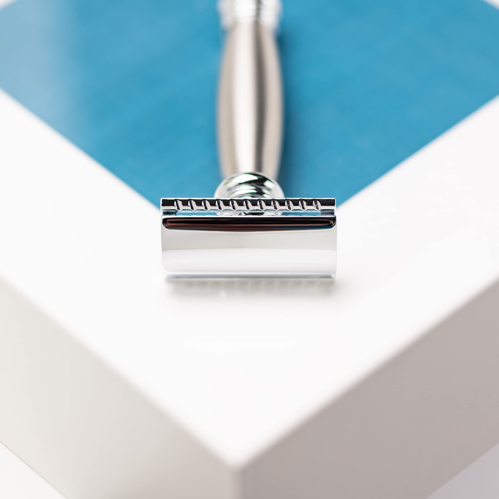 MERKUR Rasierhobel 43C | Edelstahl und Glanzchrom | Zweiteiliger Rasierer mit geradem Schnitt | Geschlossener Kamm | Ideal für Nassrasur | Zinkdruckguss | Messing Griffstück | Made in Germany