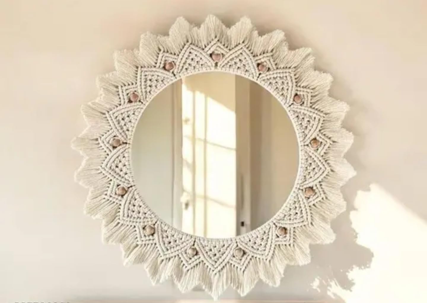 Miroir en macramé blanc pour habiller un mur vide et sombre avec style