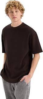 ديفاكتو تي شيرت محبوك باكمام قصيرة ورقبة دائرية ضيقة للرجال الشباب (عبوة من قطعة واحدة)