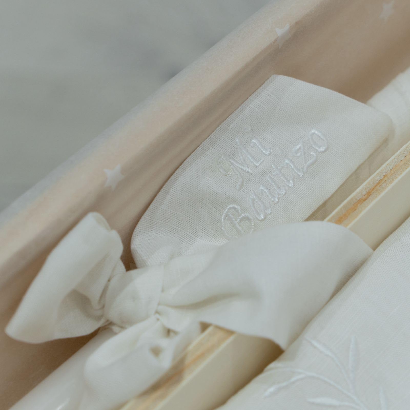 Kit de lujo Personalizado para Bautizo - Conjunto de Vela, Pañuelo y Concha bordado – Caja de madera grabada con el nombre y fecha del Bautismo - Modelo Bambula (Blanco)