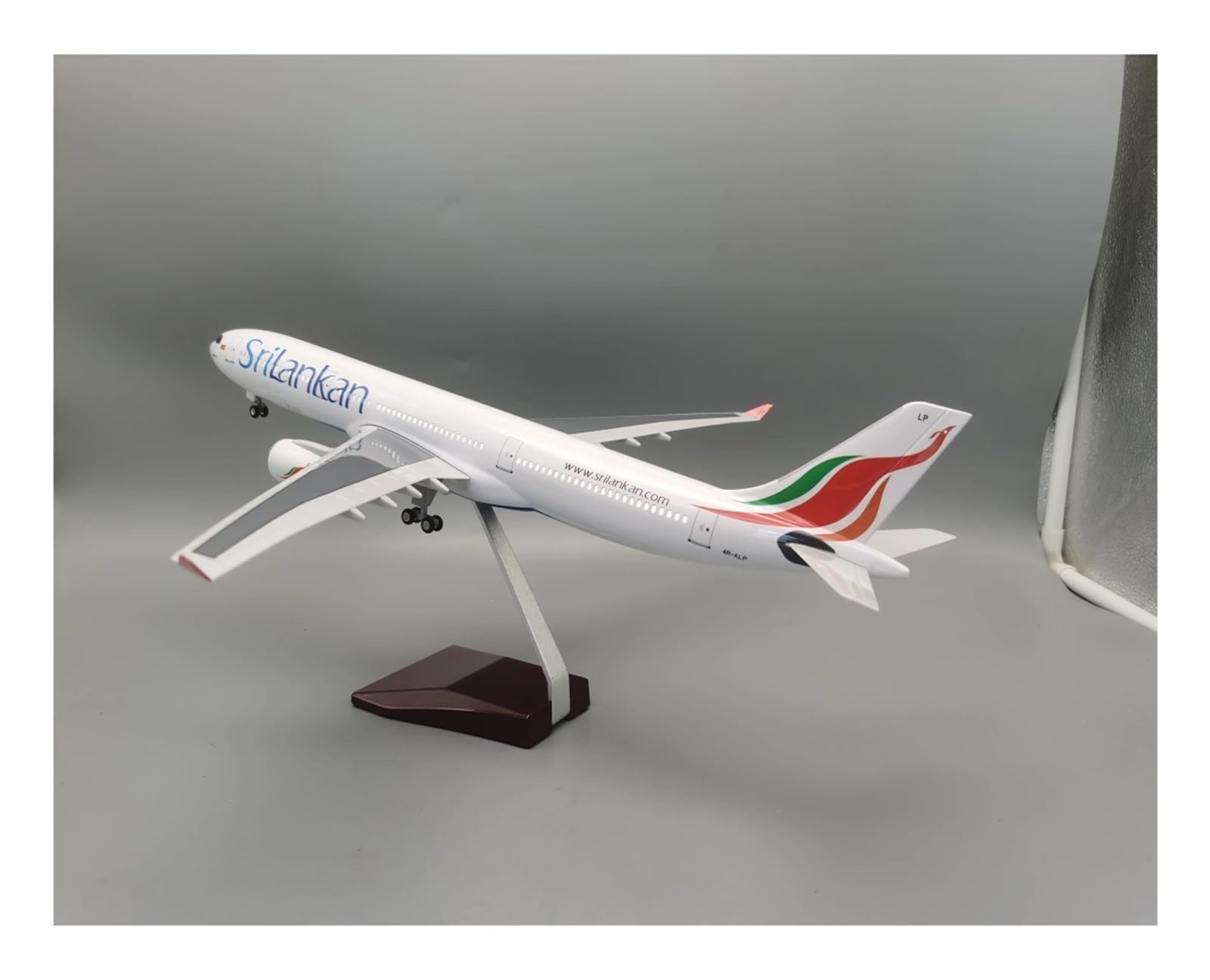 Modellini in scala Aerei 1:135 Scala Per Srilankan Airbus A330 Modello Di Aeroplano In Resina Pressofusa Collezione Aeromobili Display