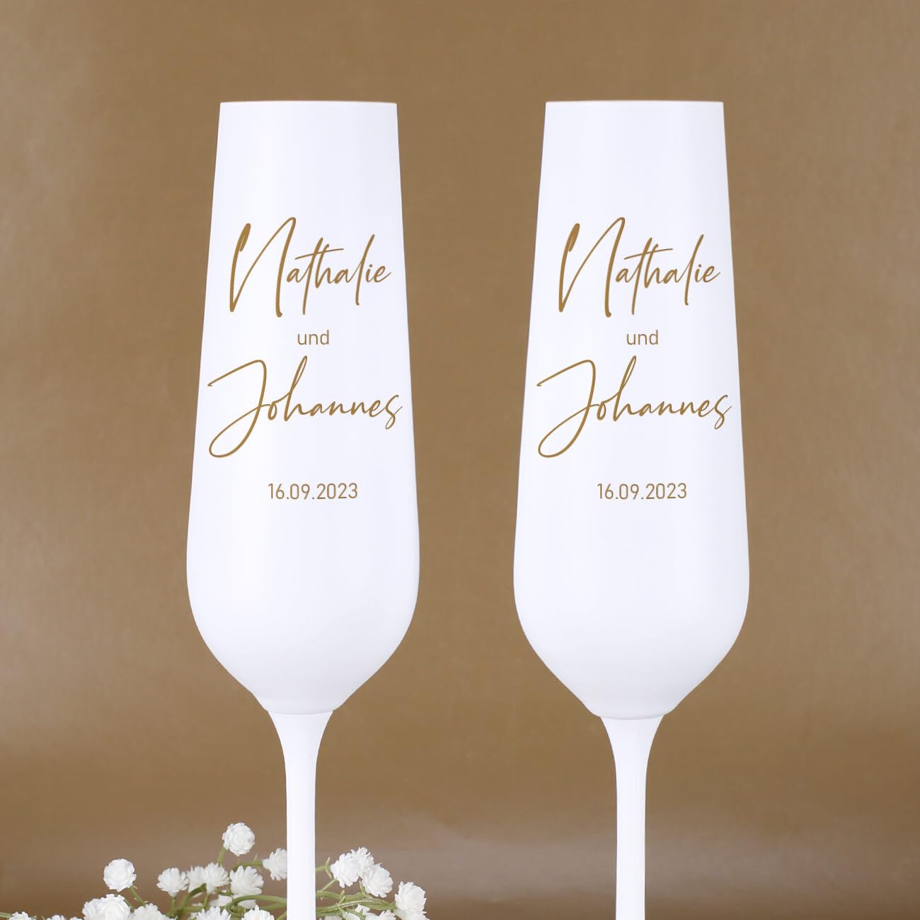 Herz & Heim® edle weiße Sektgläser mit Gravur zur Hochzeit 2er Set außergewöhnliche Hochzeitsgeschenke für Brautpaar personalisiert mit Namen Modern