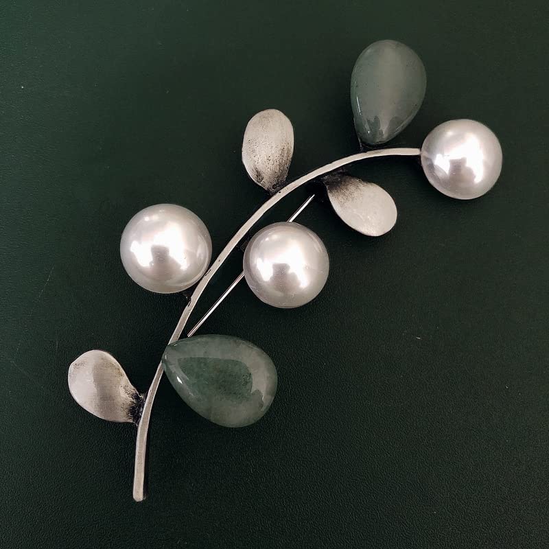 Broche simple au design exagéré, l'art du bijou minimaliste