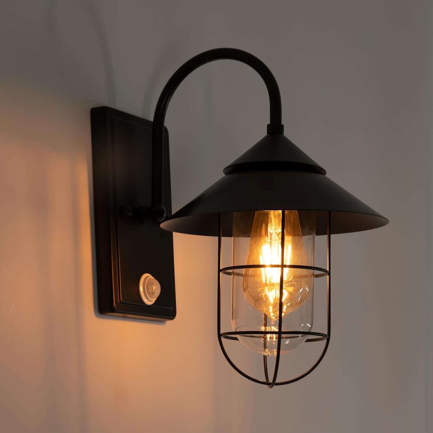 Außenlampe mit Bewegungsmelder, Vintage Wandleuchte E27, IP54 | Schwarze Metall-Außenleuchte mit Glasschirm und E27-Fassung für Hauswand, Eingang, Terrasse Ohne Leuchtmittel max. 60 W