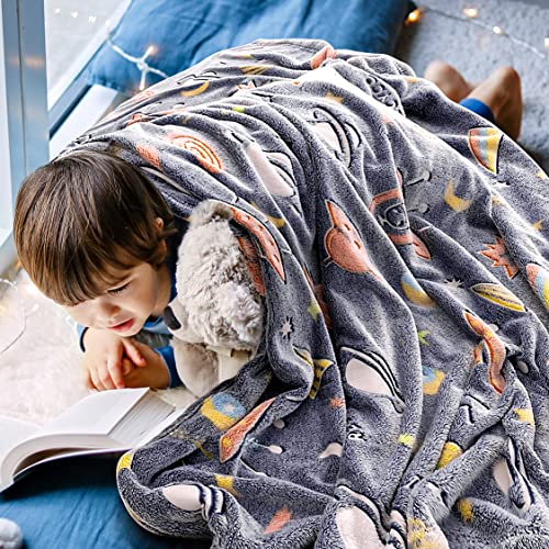 RECYCO Kuscheldecke 127x152cm für Kinder, Oeko-TEX Weich Flauschig Leuchtend Plüschdecke Kinderdecke Fleecedecke Decke Leuchtet im Dunkel für Jungen und Mädchen, Weltraum - Image 6
