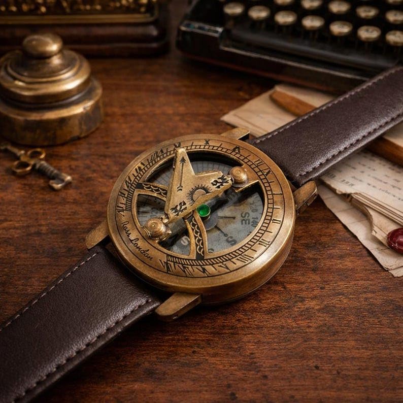 Brújula de pulsera de latón con correa de cuero miniatura 3