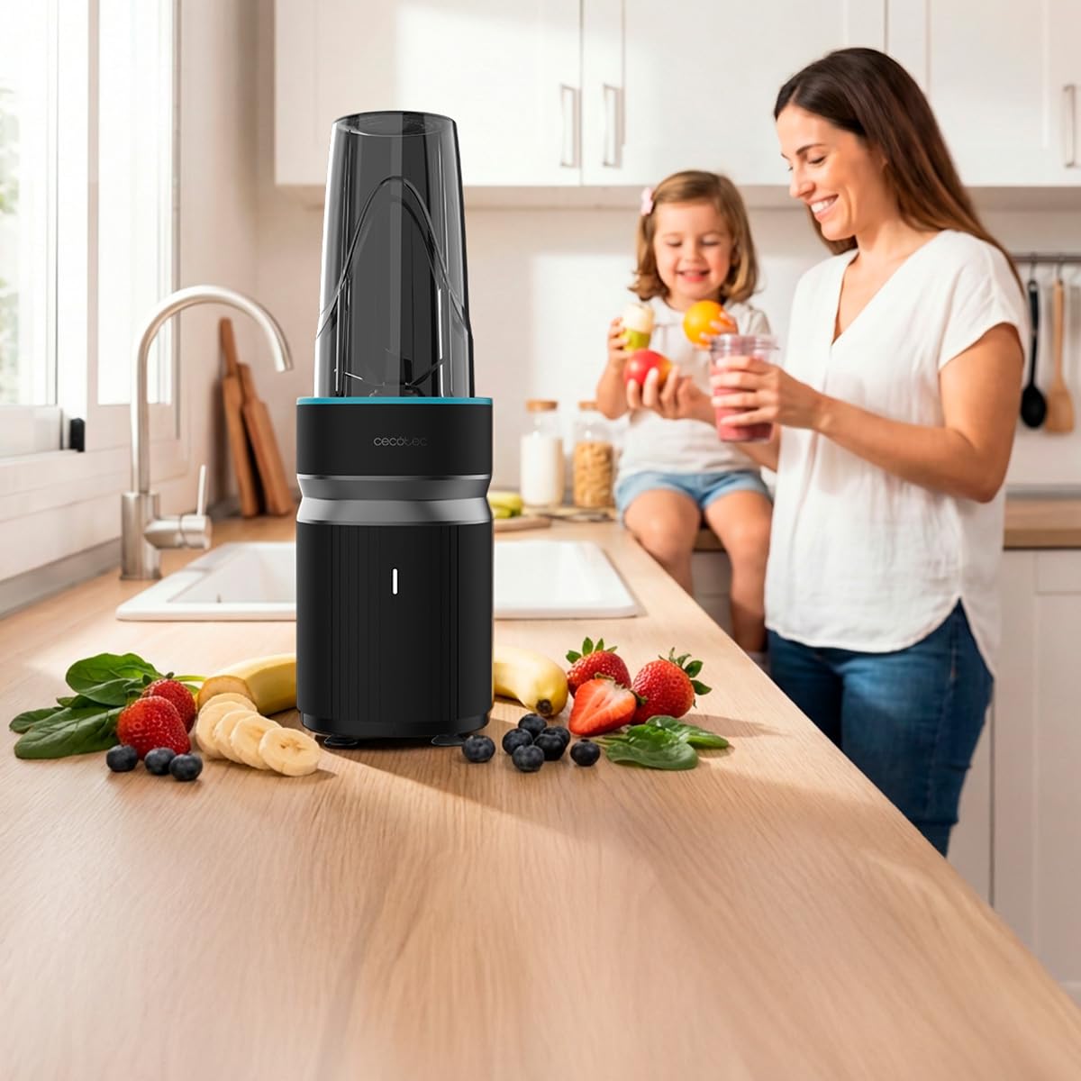 Cecotec PowerTitanium przenośny blender 1000 Push2Go. 1000 W, ostrze ze stali nierdzewnej 6 liści, 2 szklanki 700 ml z pokrywkami, bez BPA, zdejmowane części, profesjonalne rezultaty dla Ciebie