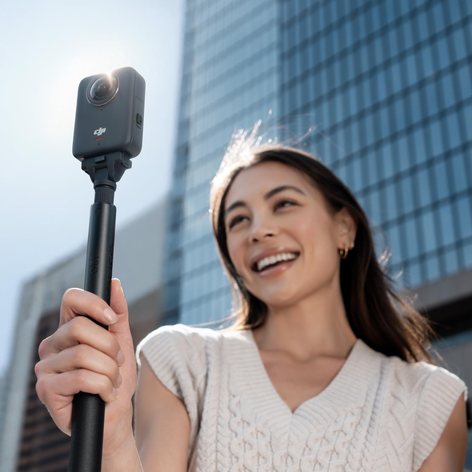 Bundle Essentiel DJI Osmo 360, caméra 360 avec imagerie 360° de 1 Pouce, vidéo 360° en 8K Native, kit de Perche à Selfie Invisible de 1,2 m, autonomie de Batterie prolongée avec 2 Batteries